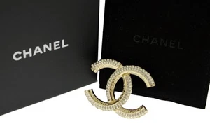 2022 Fall Collection CHANEL CC Logo Gold Tone Princess Cut Crystal Brooch Pin - Picture 1 of 6