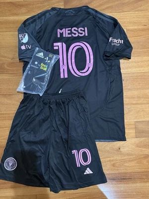 Nuevo con etiquetas Conjunto Calcetines Pantalones Cortos Camiseta Lionel Messi Inter Miami Niños Negro Rosa Talla 28 Foto 1 de 2