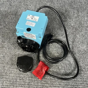 Bomba Little Giant Pump 504203, 7 pulgadas L,4-1/2 pulg. W,5-1/2 pulg. H NUEVO nunca usado - Imagen 1 de 6