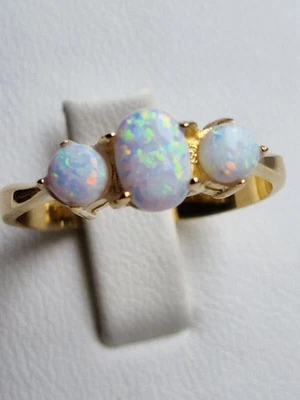 Anillo de compromiso de tres piedras de ópalo creado en laboratorio de más de 2 quilates de oro amarillo de 14 quilates para mujer Foto 1 de 4
