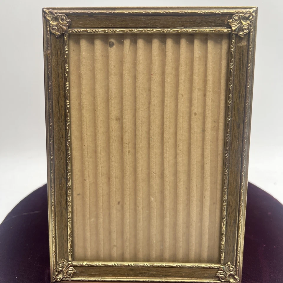 Moldura vintage ornamentada de latão e madeira sintética 5x7” com cavalete de veludo atrás - Imagem 1 de 4