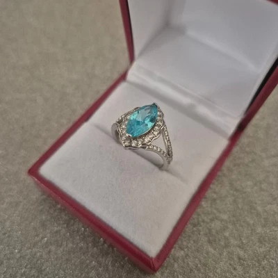 Anillo halo de aguamarina y diamantes creado en rodio sobre plata de ley Foto 1 de 4