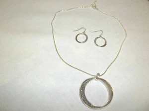 NUEVO JUEGO DE COLLAR ESTE 5TH - TONO PLATEADO Y PENDIENTES PERFORADOS A JUEGO....... BONITO - Imagen 1 de 3
