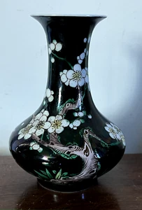Pequeño jarrón de exportación china de porcelana familiar negro prunus marca de hoja kangxi - Imagen 1 de 17