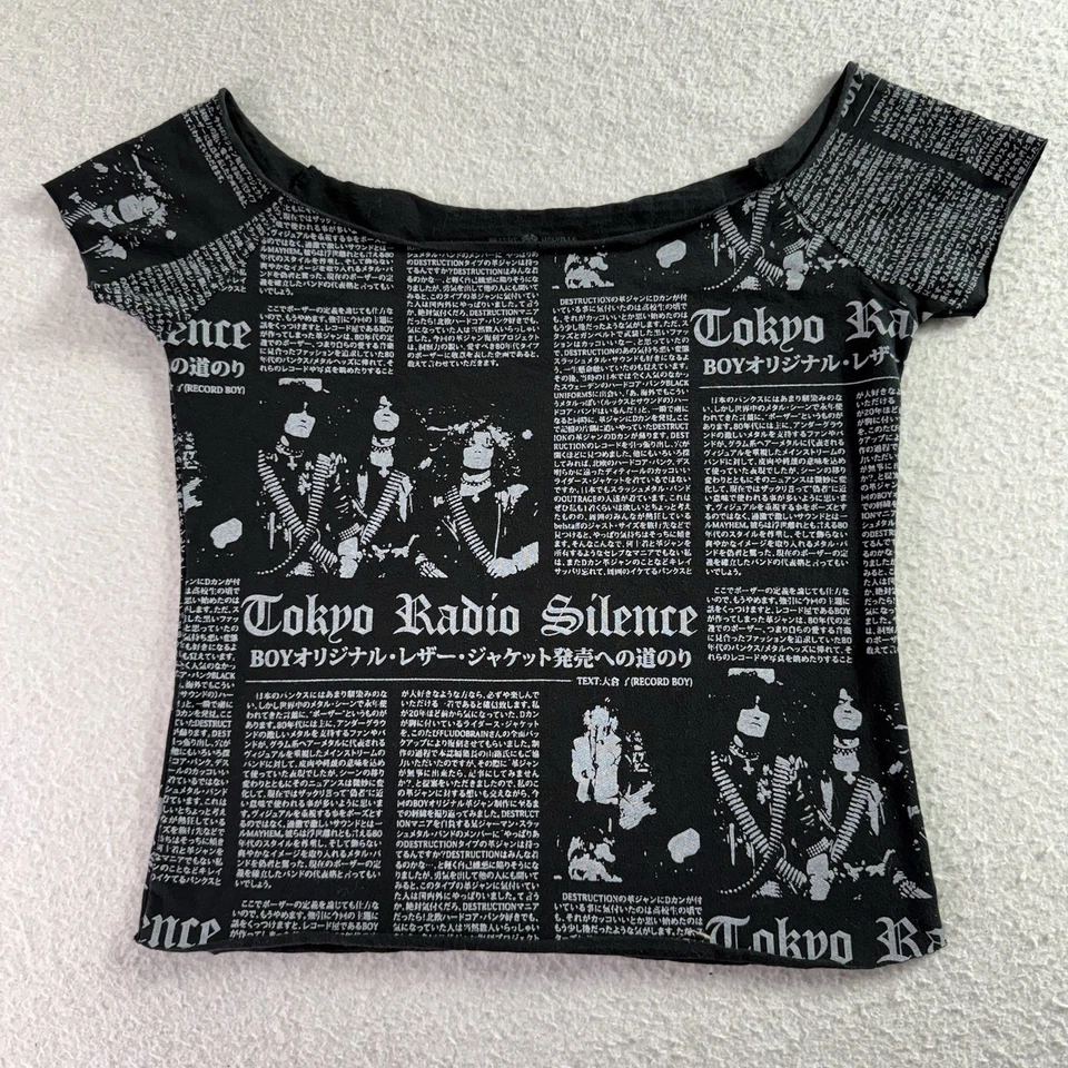 Camisa Brandy Melville Manga Corta Periódico Tokio Radio Silencio Bebé Muñeca Recortada Foto 1 de 4