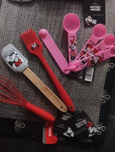 Neu in Verpackung Disney Minnie Mouse Messlöffel PLUS 3-teiliges Backset Menge 4 Neu - Bild 1 von 6