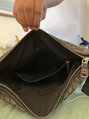Cartera sin asas Coach para mujer con correa y cierre de cremallera gris y negro Foto 1 de 4