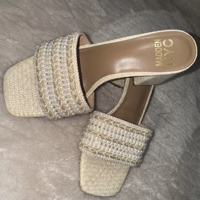 Sandalias de tacón medio para mujer en beige Foto 1 de 3