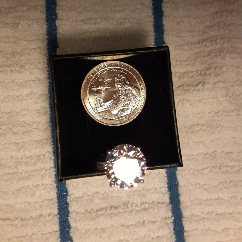 Anillo de ley tamaño 8 hecho con circonitas blancas redondas de 12 mm de Swarovski (227) Foto 1 de 4