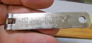 Vintage Sun Rype Apple Juice Metall Flaschenöffner, Vaughan USA, schönes Sammlerstück - Bild 1 von 3