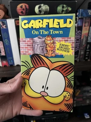 Vintage Garfield On The Town VHS Tape 1990 With Surprise Vtg Toy Figure HTF OOP - Image 1 of 4