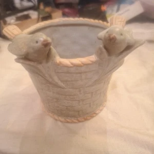 2 pájaros jardineros de cerámica encaramados en una cesta. 4,5 X 4,5 pulgadas Muy lindo. - Imagen 1 de 6
