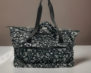 Duffle-Style No Boundaries Damen Wochenend Reisetasche schwarz/weiß Blumenmuster - Bild 1 von 15