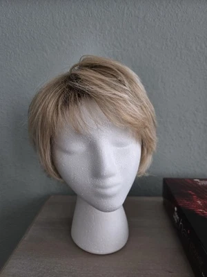 Peluca sintética Ellen Wille Sky (corona mono) con raíces de miel clara Foto 1 de 4