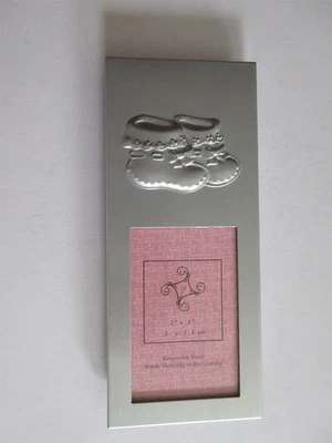 Marco de fotos de bebé 2" x 3" en relieve 3-d zapatos de bebé  Foto 1 de 4