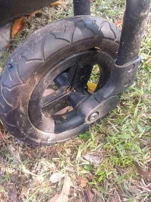 Rueda delantera BUMBLERIDE Era - negra 8,5 pulgadas Foto 1 de 2