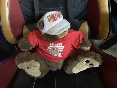 Chapéu e camisa logotipo capacete vermelho vintage San Francisco 49ers urso de pelúcia branco 49ers - Imagem 1 de 4