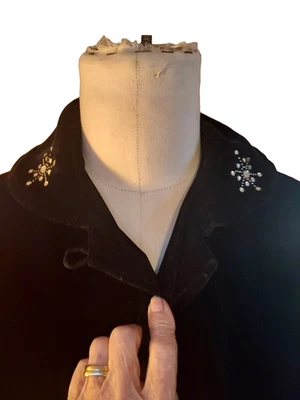 Capa vintage de terciopelo negro totalmente forrada con diamantes de imitación con detalles cuello teps. Foto 1 de 4