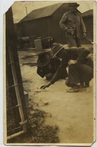 MEN PLAY DICE on DIRT STREET & PASSERBY FASCINATING SOCIAL DOCUMENTARY IMAGE - Bild 1 von 2