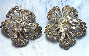 Vintage textured Gold Tone & Rhinestone Flower Clip on Earrings - Picture 1 of 7