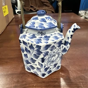 Brocca unica in ceramica blu e bianca con manico in metallo 6" - Foto 1 di 8