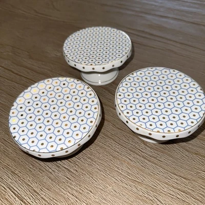 Juego de 3 soportes para cupcakes Grace’s Teaware azul y dorado Foto 1 de 4