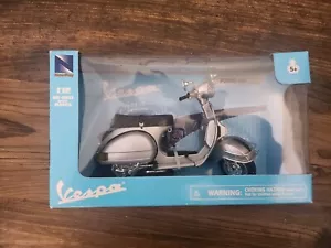 Vespa P200E Scooter Replica 1:12 Scale Italian Model NIB - Picture 1 of 3