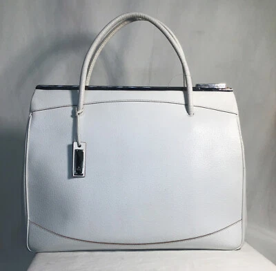 Cartera Gucci Grande Cuadrada Estructurada Doble Asa Cuero Plateada Superior Cierre Deslizante Foto 1 de 4