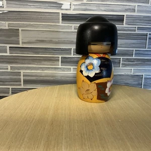 Japanische Kokeshi Holzpuppe 6 Zoll gelb Yumeji Flora Kimono Mädchen hergestellt in Japan - Bild 1 von 15