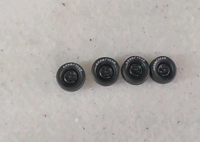 LOTE DE 4 RODAS PRETAS COM CONJUNTO DE PNEUS DE BORRACHA GOODYEAR M2 MACHINES - Imagem 1 de 3