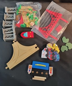 Lotto KidKraft Thomas vagoni ferroviari in legno plastica ponte stazione di servizio pista - Foto 1 di 9