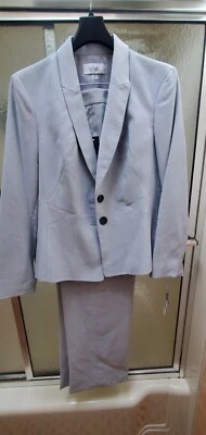 Nuevo con etiquetas Juego de Pantalones Le Suit 2 Piezas 2 Botones; Talla 18, Color Blanco Gris; Forrado; $90.  Foto 1 de 4