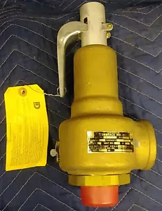 Válvula de alivio de latón Conbraco de 1 1/2" 200 PSI 19-602-45 - Imagen 1 de 6