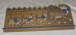 Vintage Mama Katze und Kätzchen 80er 90er Bauernhaus Landhaus Handtuchhalter blau Schleife Herzen - Bild 1 von 5
