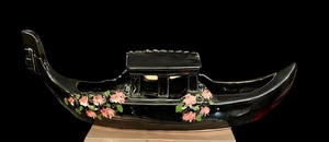 McCoy Gondel Pflanzgefäß schwarz mit roten und rosa Blumen 12" x 3" x 3" - Bild 1 von 7