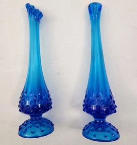 Juego de pares de jarrones de vidrio azul cobalto manganeso oscilante Hobnail Bud de 10" de alto - Imagen 1 de 16