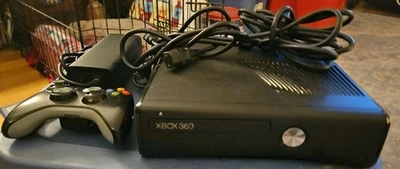 Paquete de Consola Xbox 360 S Modelo 1439 Controlador Inalámbrico Probado y Funcionando NFL Foto 1 de 4