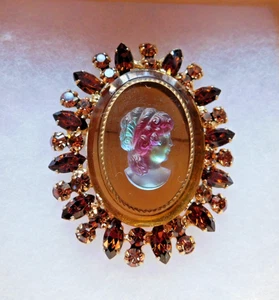 VINTAGE D&E JULIANA AMBER RHINESTONE and ART GLASS CAMEO BROOCH / 2 1/2" x 2" - Picture 1 of 9