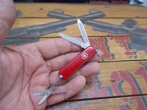 Victorinox Classic SD Swiss Army Knife 58mm Red - Picture 1 of 5