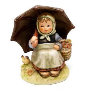 Hummel Goebel "Lächelnd durch" - Mädchen mit Regenschirm und Korb - 5" groß (MN) - Bild 1 von 3
