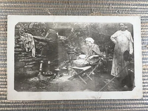 RPPC Donna Cucina Sopra Campeggio Fuoco Abiti Campeggio Foto Reale Cartolina - Foto 1 di 2