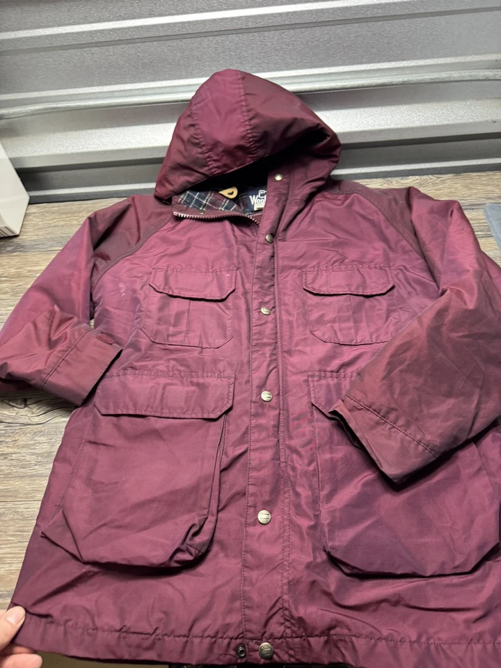 Abrigo parka vintage Woolrich para mujer con capucha forrado a cuadros borgoña hecho en EE. UU. Foto 1 de 4