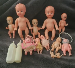 Vintage Lot Of Little Tiny Plastic Baby Dolls - Knitted Doll Clothes - Afbeelding 1 van 8
