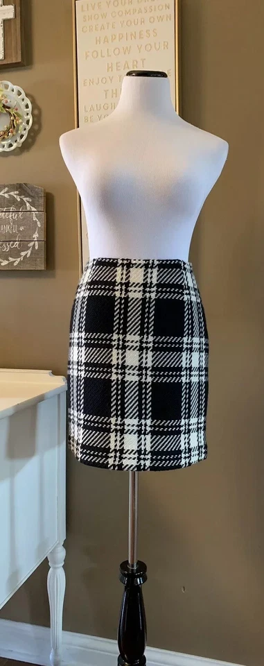 Mini-saia INC feminina de tweed tamanho 2 preta branca lã texturizada forrada com zíper lateral - Imagem 1 de 3