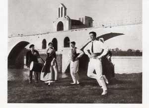 84 AVIGNON DANSEURS SOUS LE PONT IMAGE 1970 OLD PRINT - Imagen 1 de 1