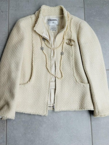 Giacca Chanel in tweed di lana con logo perlato