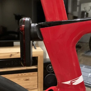 Soporte Garmin Varia Pinarello Dogma F RTL 515 PETG-CF Magene Bryton luz trasera - Imagen 1 de 6