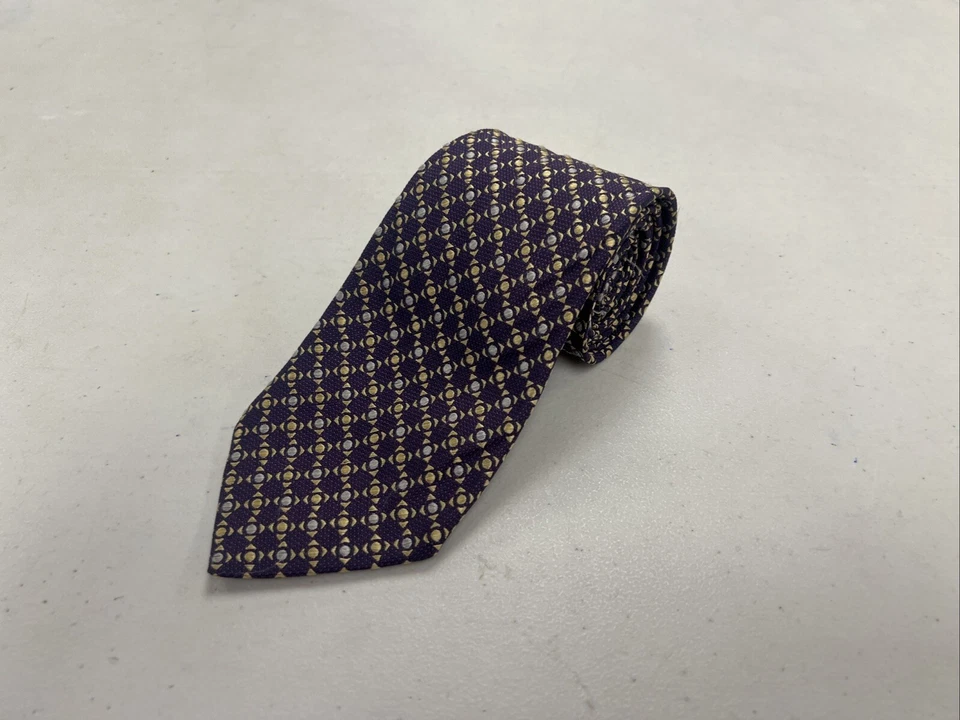 Corbata de cuello de seda geométrica púrpura y amarilla Charvet para hombre $395 Foto 1 de 4
