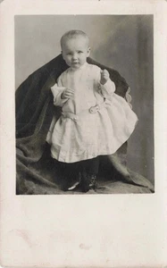 Niño pequeño en vestido vintage RPPC sin publicar - Imagen 1 de 2