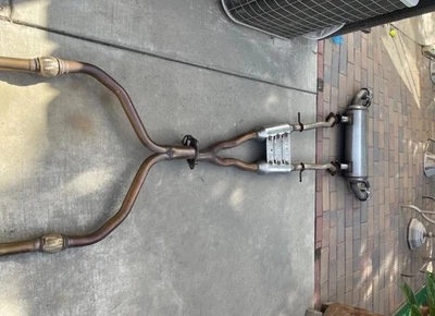 ENCONTRADO RARO: sistema de exaustão completo OEM quilometragem ultra baixa com conversores catalíticos - Imagem 1 de 4